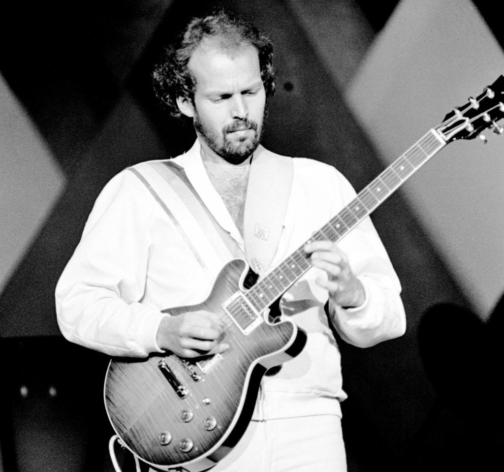 Lasse Wellander em 1979 durante um concerto dos ABBA em Londres (Foto: Gus Stewart/Redferns via Getty Images)