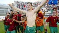 Seleção portuguesa festeja a conquista do Torneio de Toulon em 2003 (GERARD JULIEN/AFP via Getty Images)