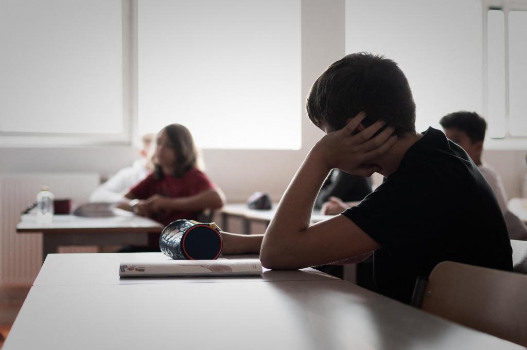 Crianças jovens adolescentes escolas aulas doença saúde mental Getty Images