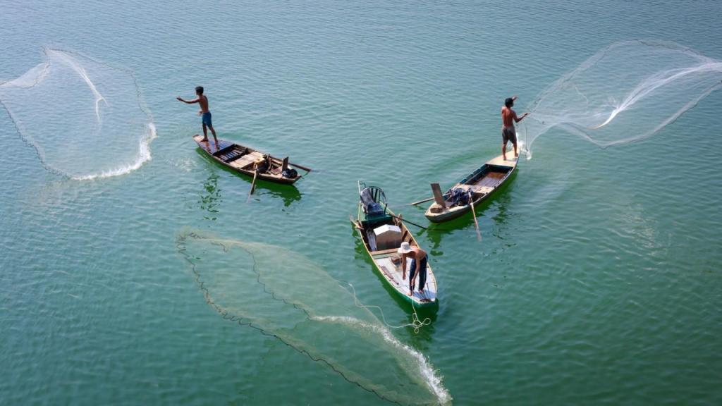 Pescadores com redes (foto: Quang Nguyen/Pexels)