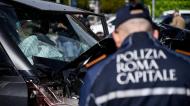 Polícias e bombeiros inspeccionam o local de um acidente entre o carro do capitão da Lazio Ciro Immobile e um elétrico na ponte Giacomo Matteotti em Roma, Itália (RICCARDO ANTIMIANI/EPA)