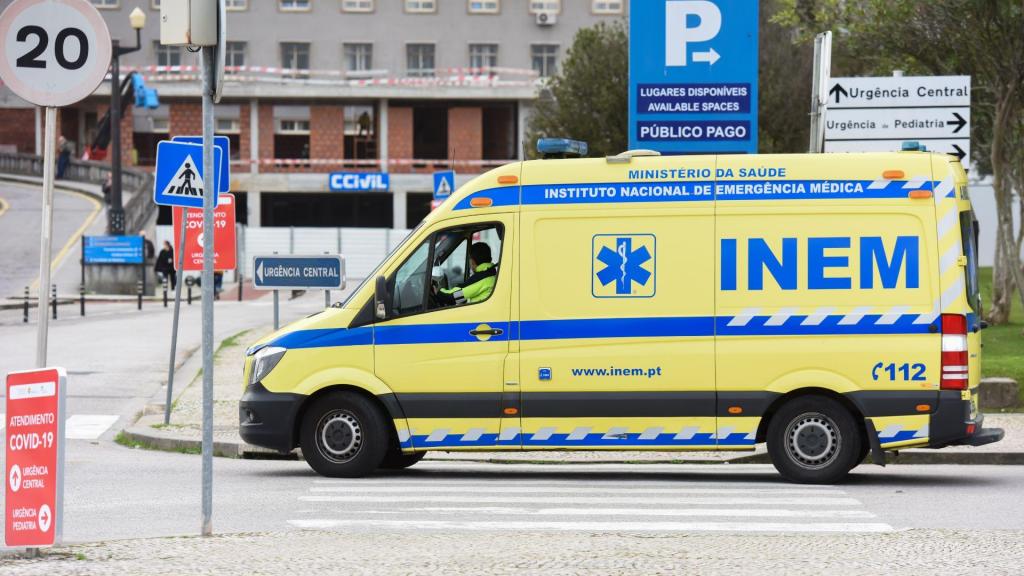 Ambulância a sair do Hospital de Santa Maria.(Gustavo Valiente/Getty Images)