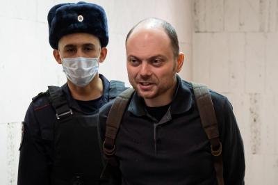Kara-Murza sobreviveu a dois envenenamentos e foi condenado a 25 anos de prisão na Rússia: "Mesmo na escuridão que nos rodeia, mesmo sentado nesta jaula, amo o meu país” - TVI