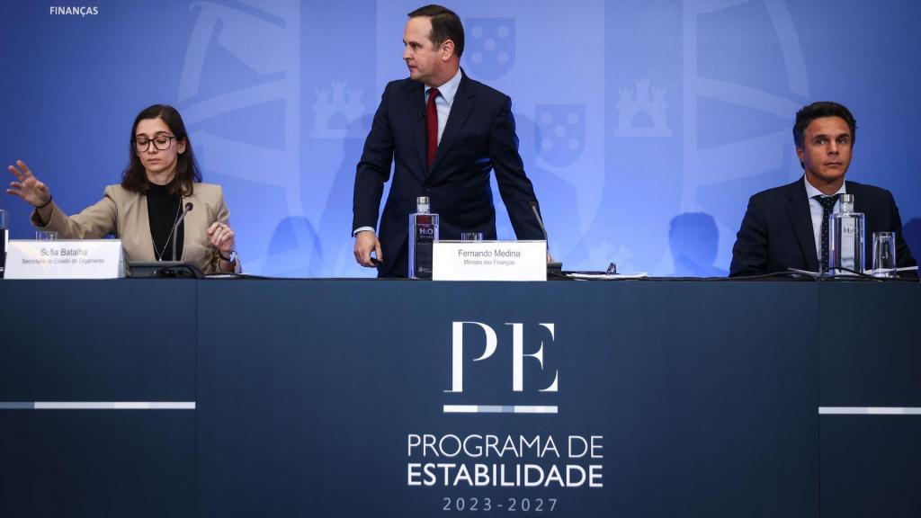 O ministro das Finanças, Fernando Medina (C), ladeado pela secretária de Estado do Orçamento, Sofia Batalha (E) e pelo secretário de Estado das Finanças João Nuno Mendes , à chegada para uma conferencia de apresentação do Programa de Estabilidade 2023 – 2027, em Lisboa, 17 de abril de 2023. (Rodrigo Antunes/ Lusa)