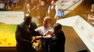 Ativistas pelo ambiente invadem mesa e interrompem Mundial de snooker (Mike Egerton/PA Images via Getty Images)