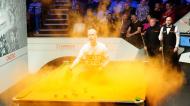 Ativistas pelo ambiente invadem mesa e interrompem Mundial de snooker (Mike Egerton/PA Images via Getty Images)