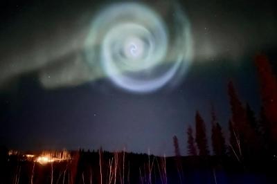 Estranha espiral azul clara surgiu entre a aurora boreal no céu noturno do Alasca - TVI