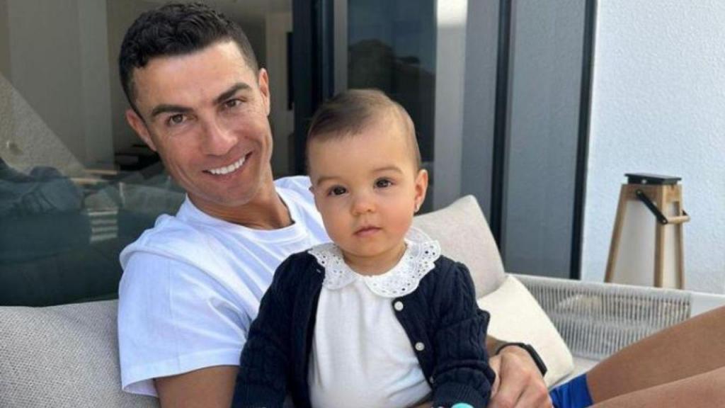 A Bella Esmeralda, filha mais nova de Cristiano Ronaldo, festeja hoje um ano