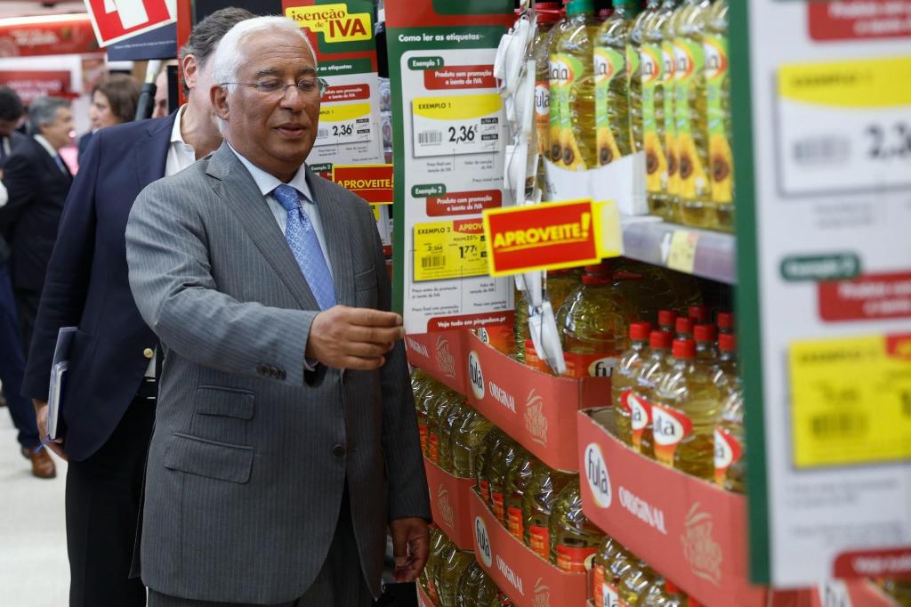 António Costa visitou supermercados no dia em que entrou em vigor a isenção temporária de IVA (Foto: António Pedro Santos/Lusa)