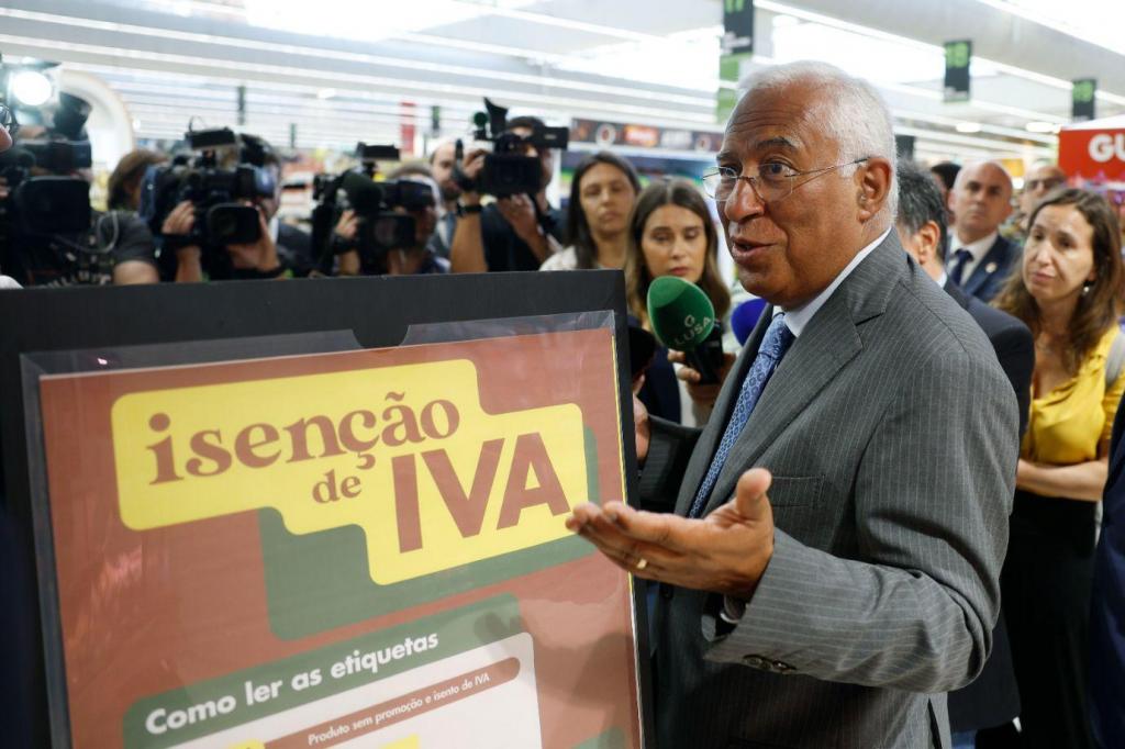 António Costa visitou supermercados no dia em que entrou em vigor a isenção temporária de IVA (Foto: António Pedro Santos)