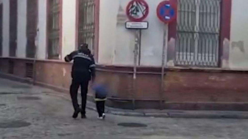 Policia espanhol e criança 