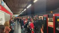 Adeptos do Benfica «invadem» o metro em festa a caminho do estádio