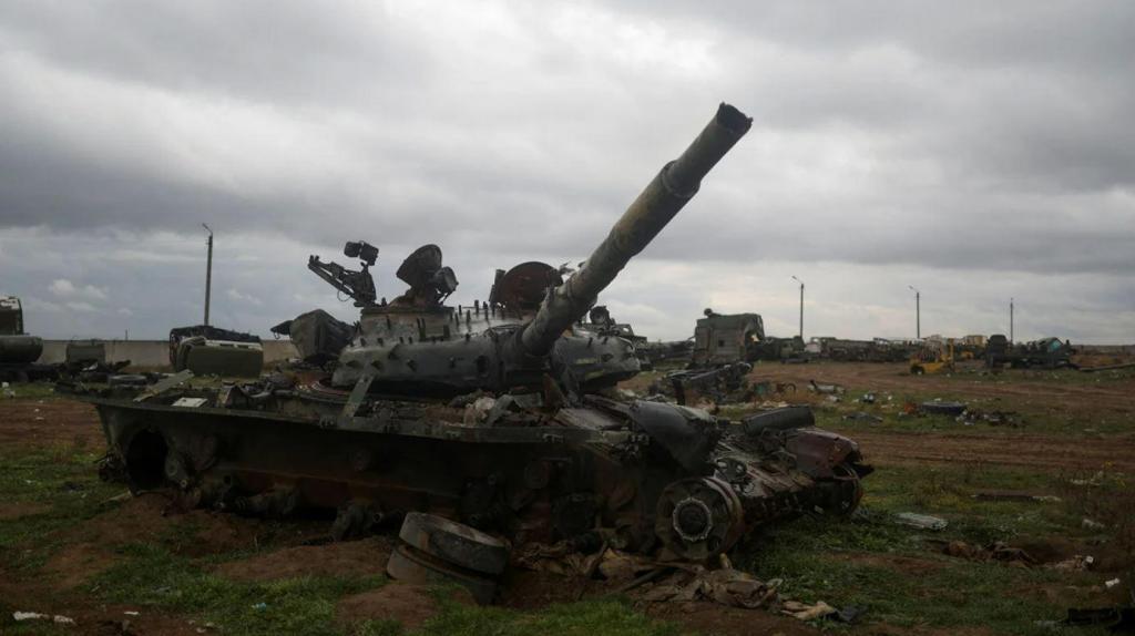 Tanque russo destruído, em Chornobaivka, nos arredores de Kherson, Ucrânia, a 16 de novembro de 2022. Valentyn Ogirenko/Reuters/File