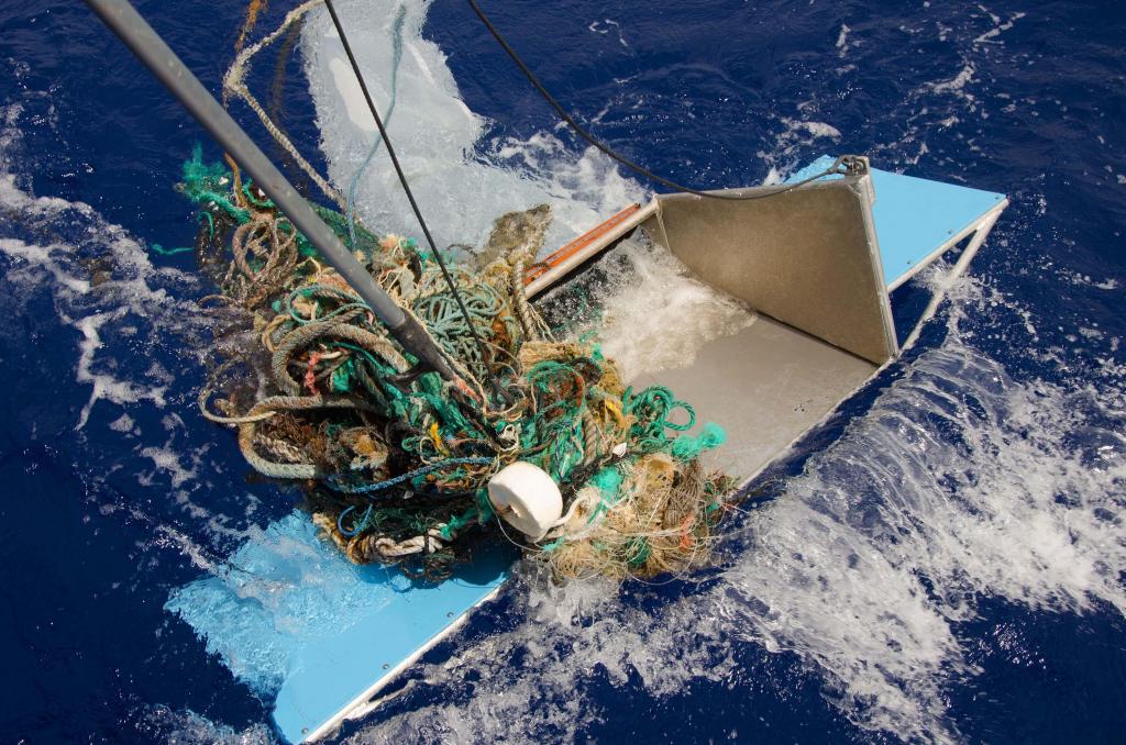 Redes abandonadas, cordas e lixo de plástico são recolhidas da grande mancha de plástico do Pacífico. Foto: The Ocean Cleanup/EPA-EFE/Shutterstock