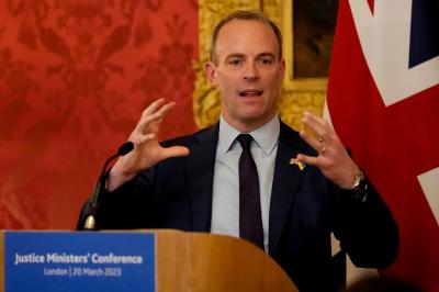 Vice-primeiro-ministro britânico demite-se após acusações de bullying - TVI