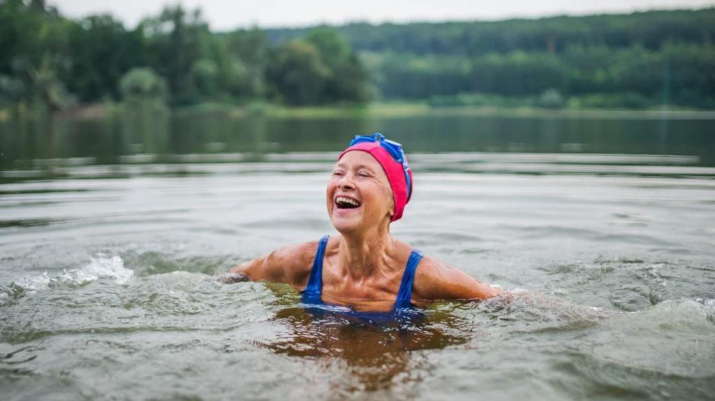 Nadar em águas abertas tem muitos benefícios para o corpo e para a mente. Halfpoint Images/Moment RF/Getty Images