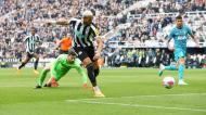 Joelinton bate Hugo Lloris para um dos golos do Newcastle-Tottenham (ADAM VAUGHAN/EPA)