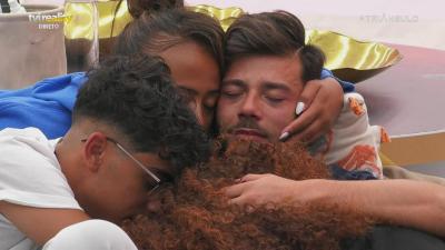 Em lágrimas, Tiago Feliciano é consolado pelos colegas. Veja o momento! - TVI