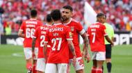 Nicolás Otamendi festeja com Rafa Silva o 1-0 no Santa Clara-Estoril (José Sena Goulão/Lusa)