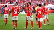 Otamendi festeja o 1-0 no Benfica-Estoril junto a João Mário e Rafa Silva (José Sena Goulão/Lusa)