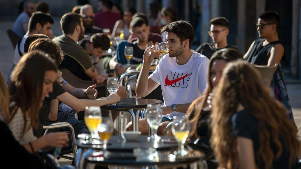 Empresa espanhola não devia ter despedido empregado a beber cerveja durante o dia de trabalho (Emilio Morenatti/ AP)