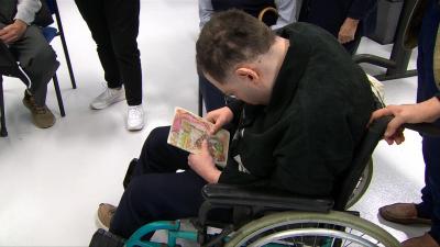Pavlo e Sofia têm paralisia cerebral e fugiram da guerra na Ucrânia numa cadeira de rodas. Portugal acolheu-os mas não tem vagas para o apoio de que precisam - TVI