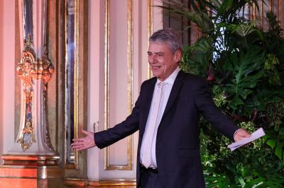 Dedicado aos "artistas brasileiros humilhados" nos "anos de estupidez e obscurantismo" de Bolsonaro: Chico Buarque recebeu finalmente o Prémio Camões - TVI
