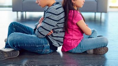 Como é que os pais podem ajudar os filhos a ultrapassar estes cinco problemas comuns das amizades - TVI