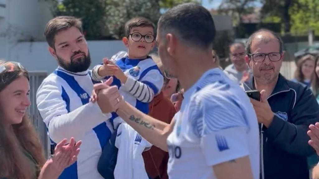 Sérgio Conceição oferece camisola a jovem adepto no Olival (FC Porto)