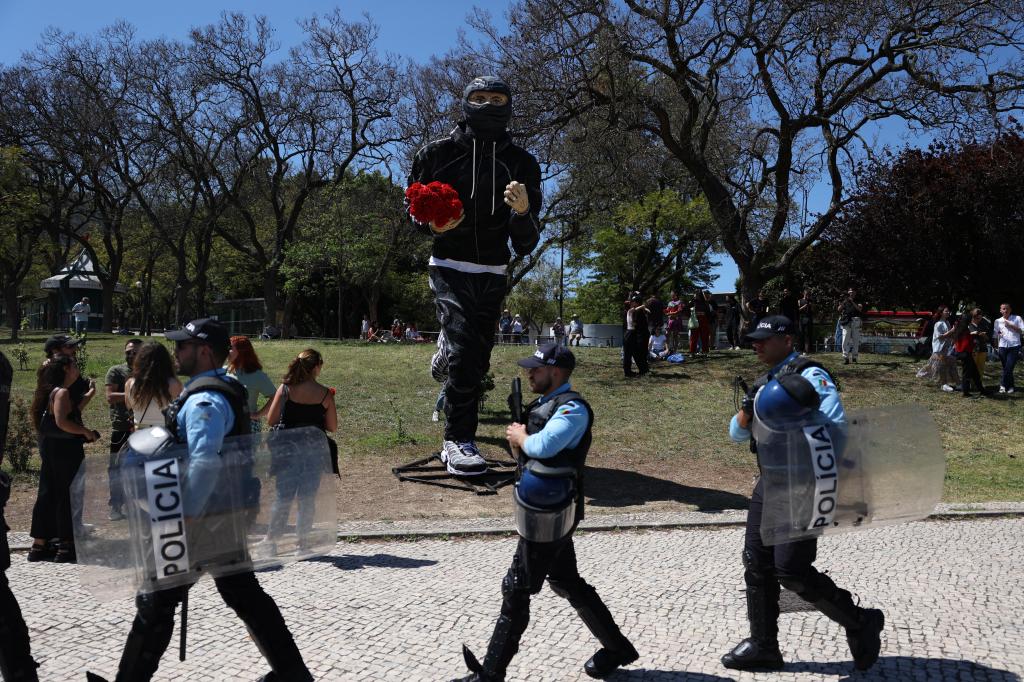 'Gigante' com 6 metros colocado hoje em Lisboa representa "grito pela liberdade (José Sena Goulão)