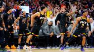 Devin Booker e restantes companheiros de equipa festejam cesto dos Phoenix Suns (AP/Matt York)