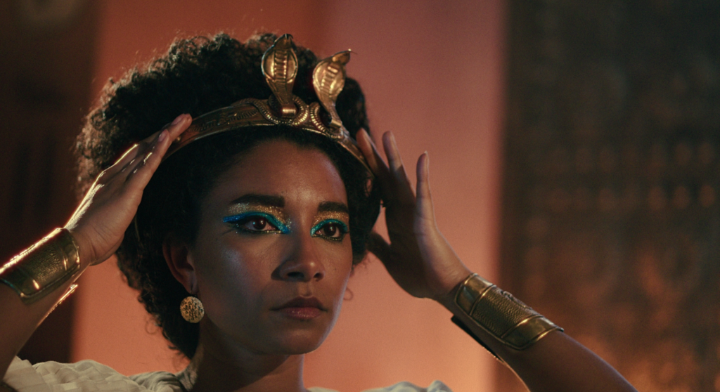 A atriz Adele James como Cleópatra (DR/Netflix)