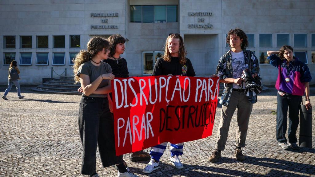 Estudantes contra a crise climática montam tendas na Faculdade de Psicologia. (Rodrigo Antunes/ Lusa)