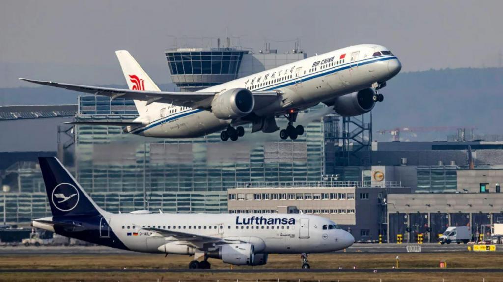 As companhias aéreas chinesas podem seguir uma rota mais direta para a Europa. Arnulf Hettrich/imageBROKER/Newscom
