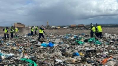 Polícia australiana vasculha 3 mil toneladas de lixo para encontrar restos mortais de mulher desaparecida - TVI