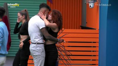 Moisés Figueira e Sara Sistelo celebram avião de apoio com beijo apaixonado! - TVI