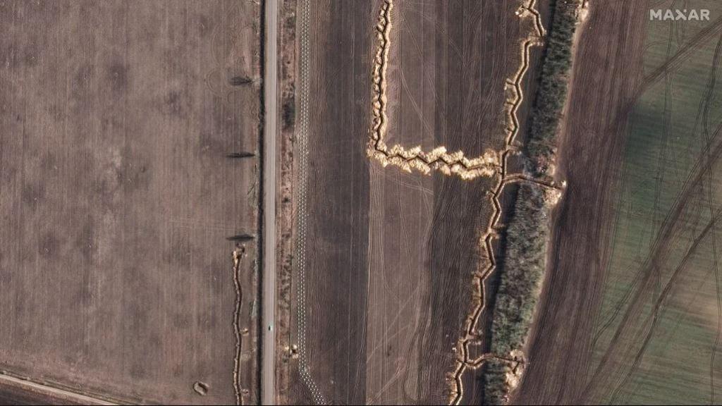 Três filas de dentes de dragão e trincheiras, a leste de Vasylivka, Zaporizhzhia, a 4 de março. Imagem de satélite ©2023 Maxar Technologies