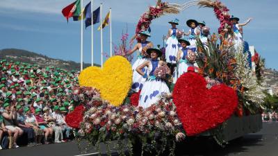 Milhares de madeirenses e turistas assistiram ao cortejo da Festa da Flor no Funchal - TVI