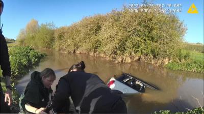 Polícia forma cordão humano para salvar mulher presa dentro de carro submerso - TVI