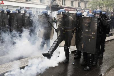 Milhares de pessoas voltam às ruas francesas contra aumento da idade de reforma - TVI
