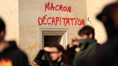 Da "demissão" à "decapitação". Manifestações do 1º de maio em Paris marcadas por violência - mais de 290 detidos e 108 polícias e guardas feridos - TVI