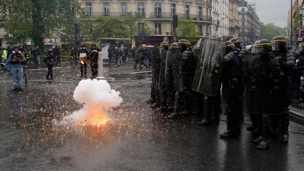 Protestos sobem de tom no 1.º de maio em Paris. Veja as imagens (AP)