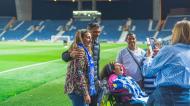 Gonçalo Borges cumpre promessa feita a família carenciada (Foto: FC Porto)
