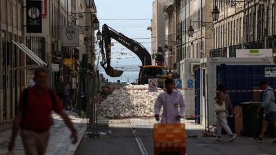 A Baixa de Lisboa "não está fechada". É difícil circular, mas o comércio continua de "portas abertas" - TVI
