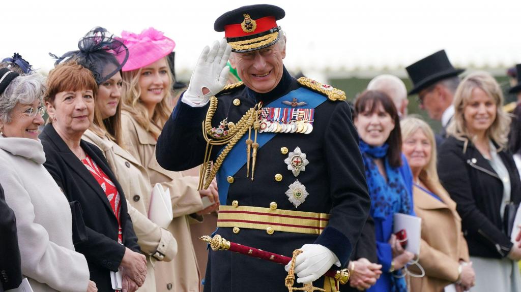Carlos III numa cerimónia no Palácio de Buckingham. 27 abril 2023. Foto: Yui Mok/Pool/AFP via Getty Images