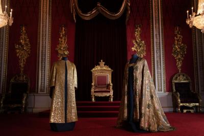 A supertúnica, o manto imperial, a luva. Já se sabe o que o rei Carlos III e Camilla vão vestir no dia da coroação - TVI