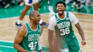 Al Horford e Marcus Smart, dos Boston Celtics, festejam no jogo frente aos Philadelphia 76ers (CJ GUNTHER/EPA)