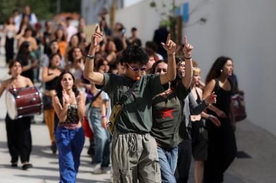 Liceu Camões fechado por ativistas pelo clima: "Colocaram cadeados nos três portões de acesso à escola" - TVI
