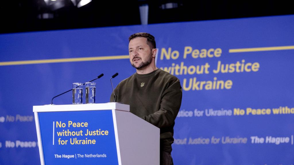 Volodymyr Zelensky discursa no Fórum Mundial em Haia (Foto: Remko de Wall/ANP/AFP via Getty Images)