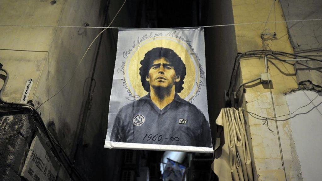 Bandeira de Diego Armando Maradona, símbolo maior da história do Nápoles (Laura Lezza/Getty Images)